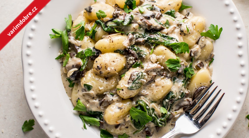 Gnocchi s kuřecím masem, žampiony, brokolicí a nivovou omáčkou