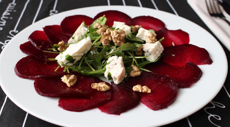 Carpaccio z červené řepy a kozího sýra